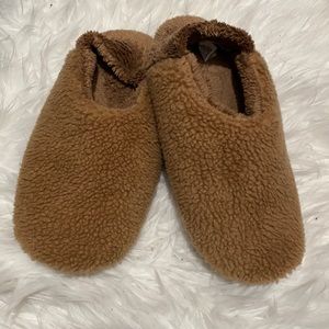 Uniqlo sherpa slippers